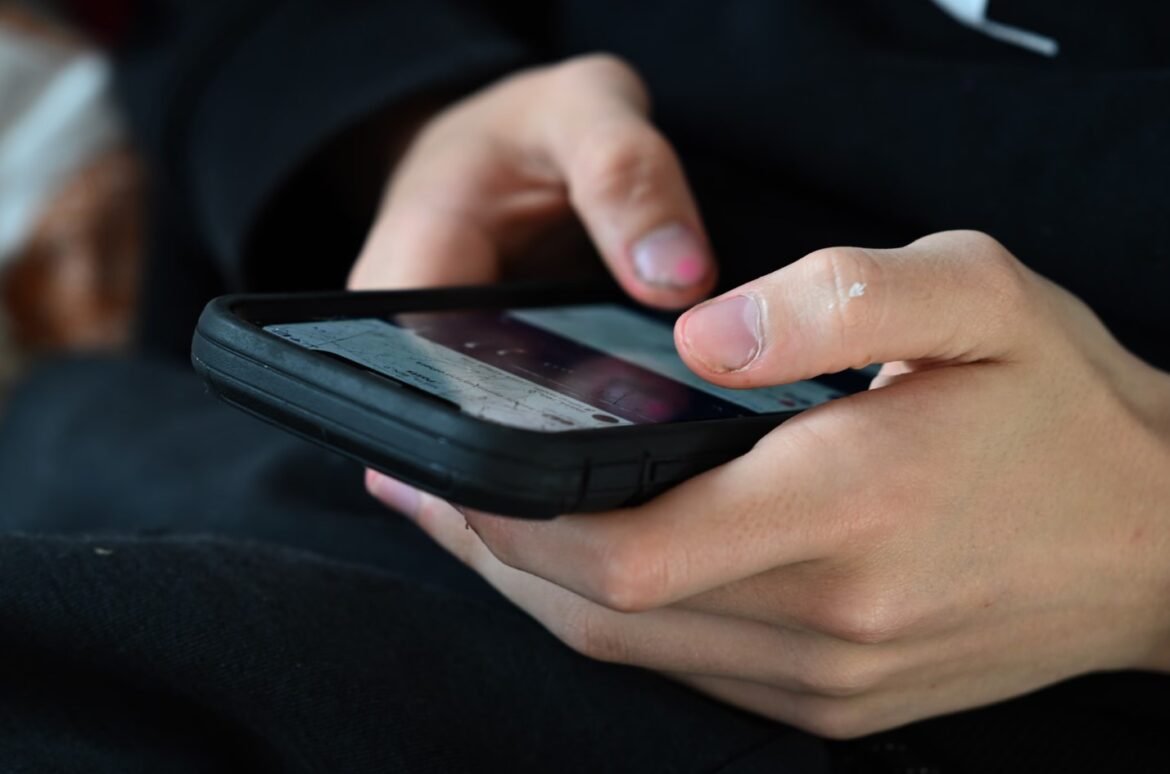 Bukan hanya mereka yang berusia di bawah 16 tahun: semua pengguna media sosial Australia perlu membuktikan usia mereka – dan itu bisa jadi sulit.