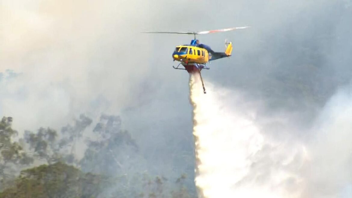 Area penahanan dinyatakan sebagai Bushfire memicu tanggap darurat yang signifikan di dekat Brisbane