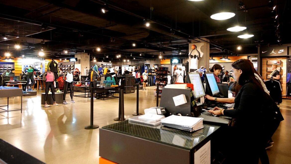 Lebih dari seratus pekerjaan berakhir ketika beberapa toko Nike dekat di Sydney