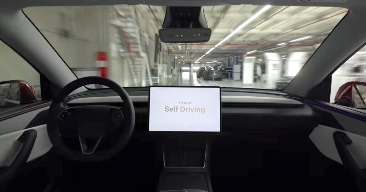 Lihat bahwa Tesla berasal dari jalur produksi dengan aplikasi