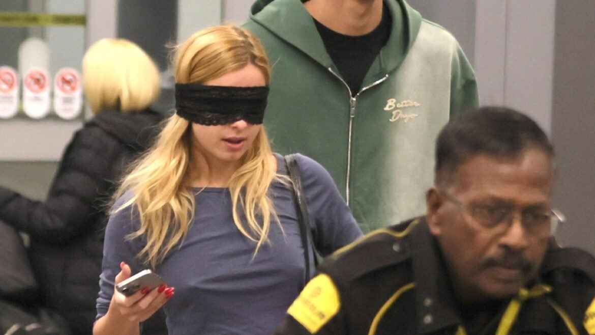 Addison Rae memakai masker mata saat meninggalkan bandara