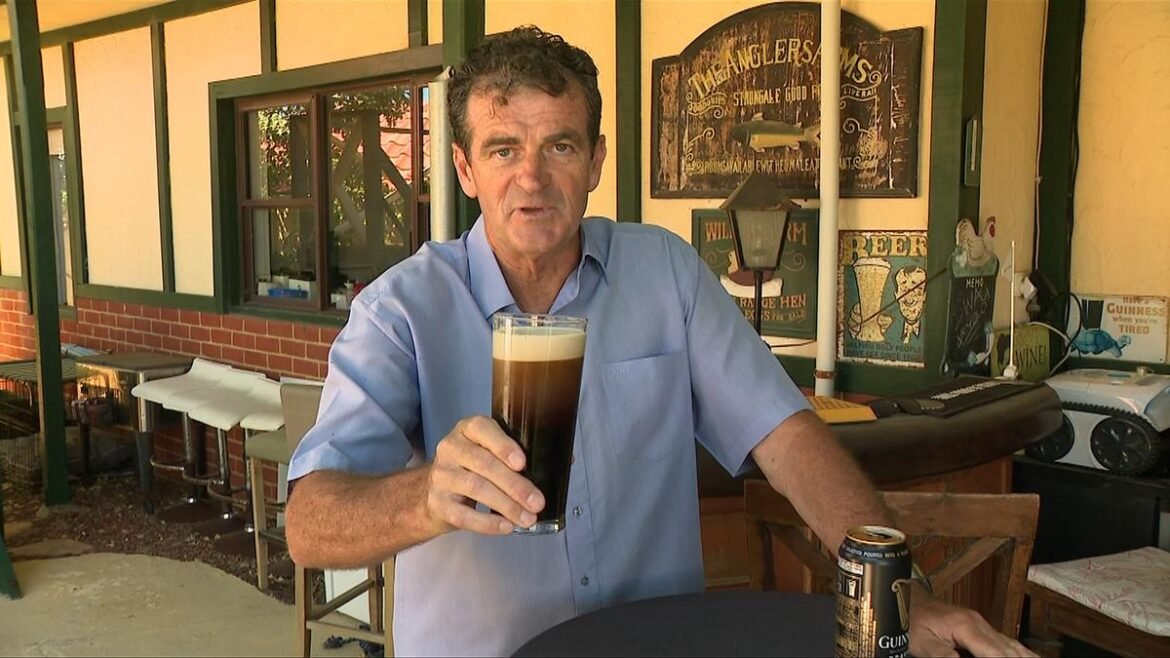 Anggota dewan kota Joondalup Nige Jones mengundurkan diri karena skandal bir klub telanjang