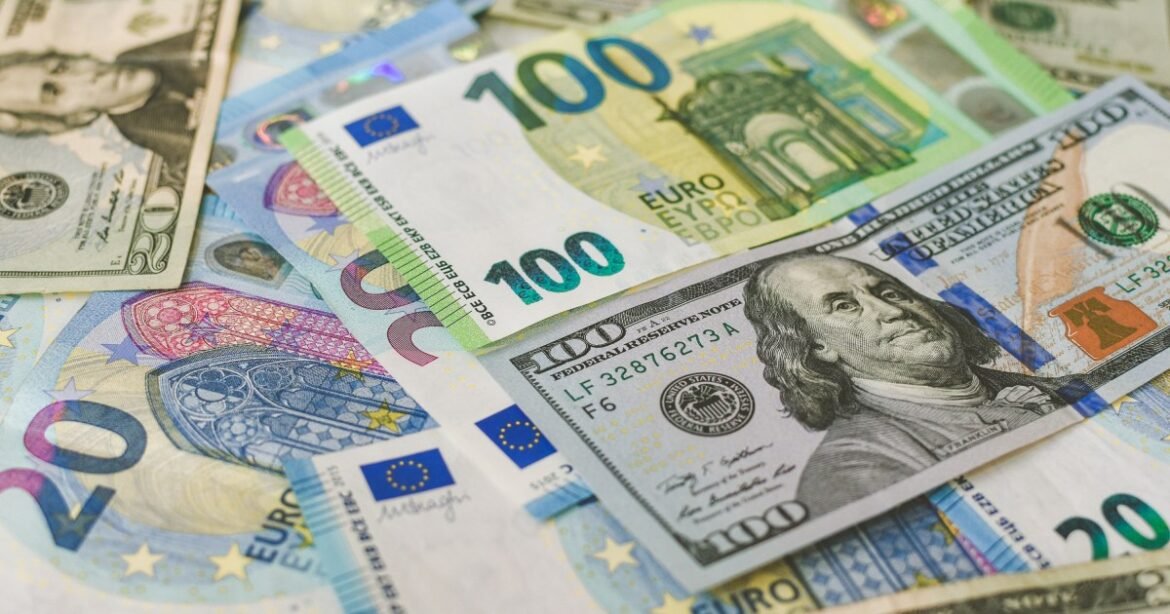 Bagaimana dukungan multi-mata uang membantu bisnis mengelola transaksi global?