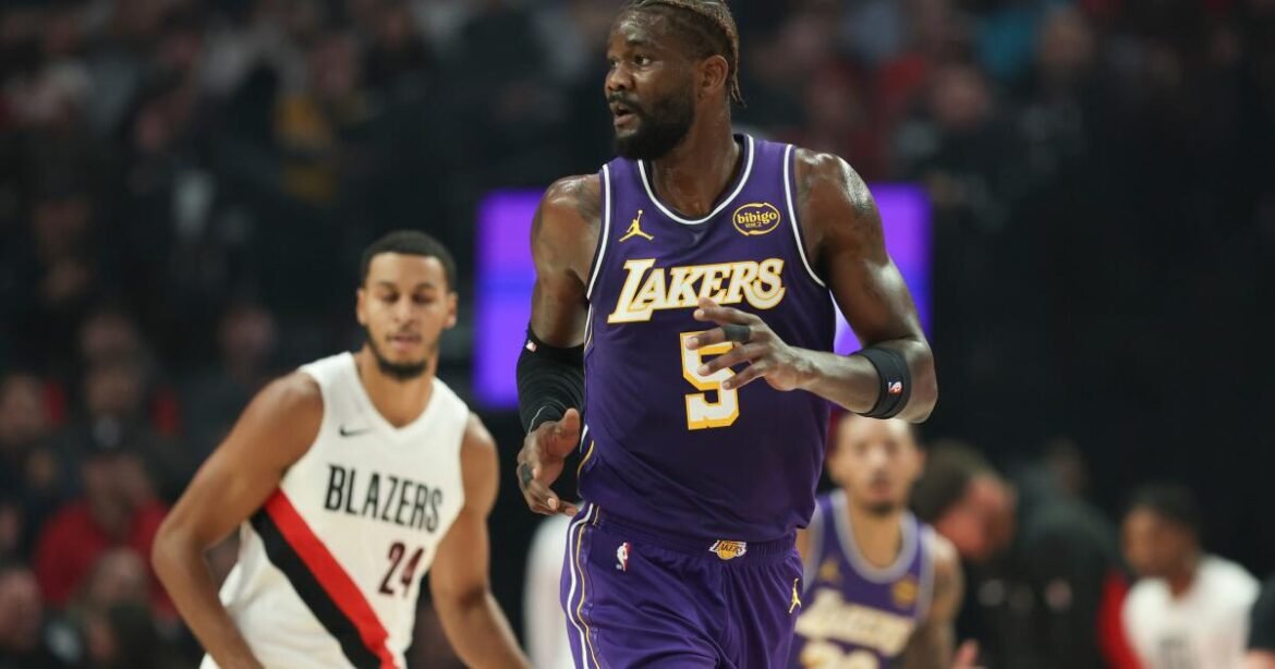 Center Lakers Deandre Ayton akan melewatkan pertandingan malam ini melawan Clippers