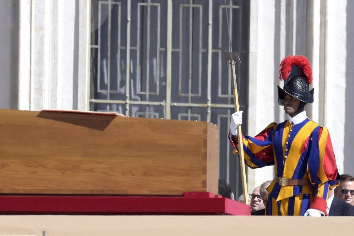 Garda Swiss menyelidiki tuduhan anti-Semitisme oleh anggota Vatikan