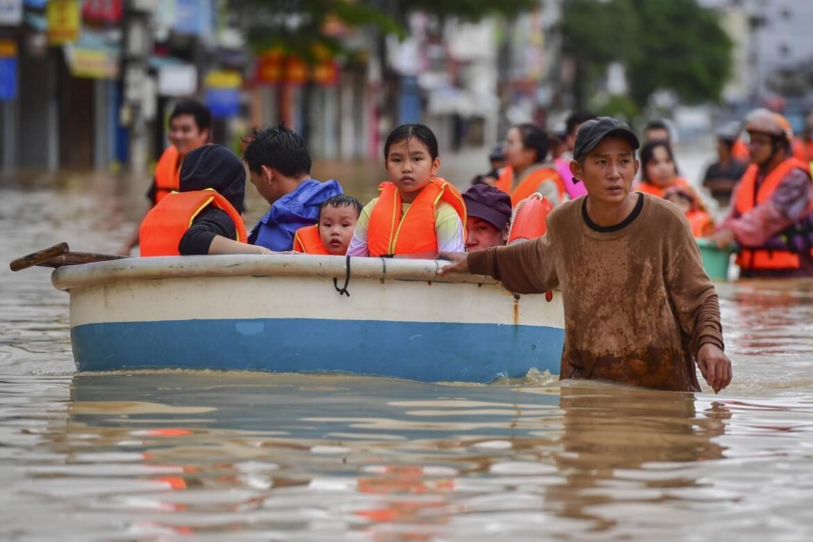 Hujan lebat dan banjir di Vietnam tengah menewaskan sedikitnya 41 orang