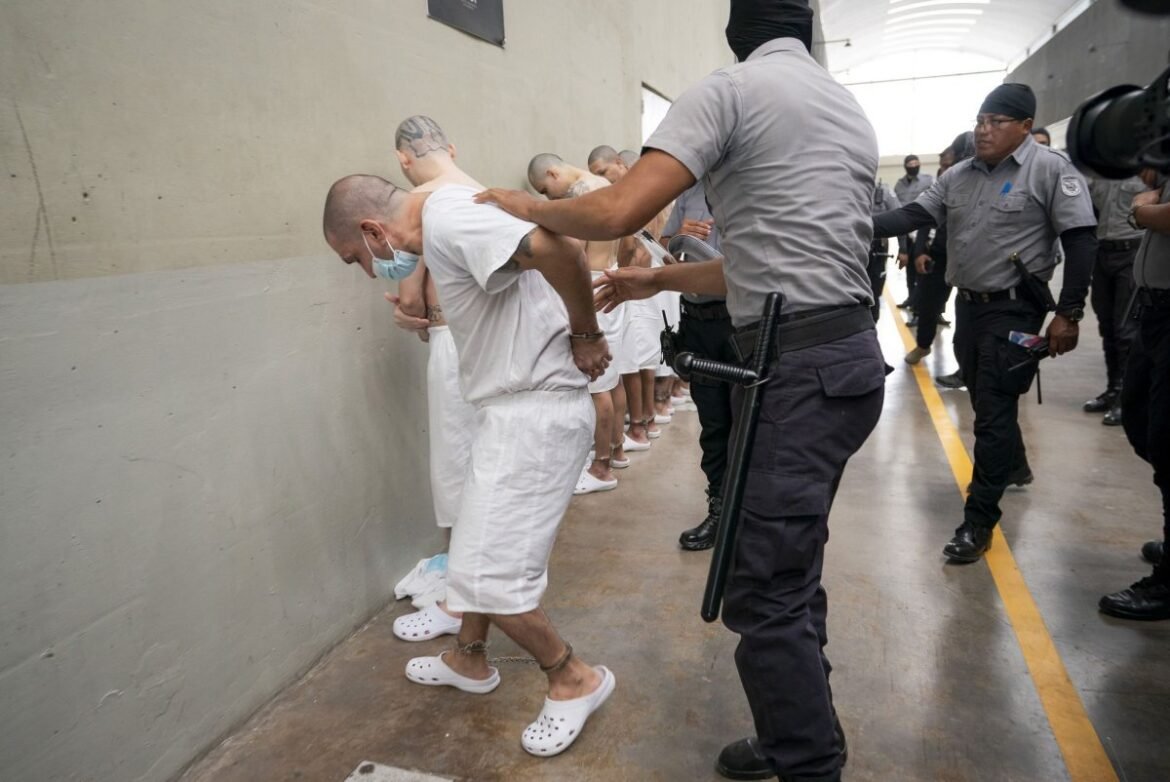 Human Rights Watch mengatakan warga Venezuela yang dikirim ke El Salvador disiksa