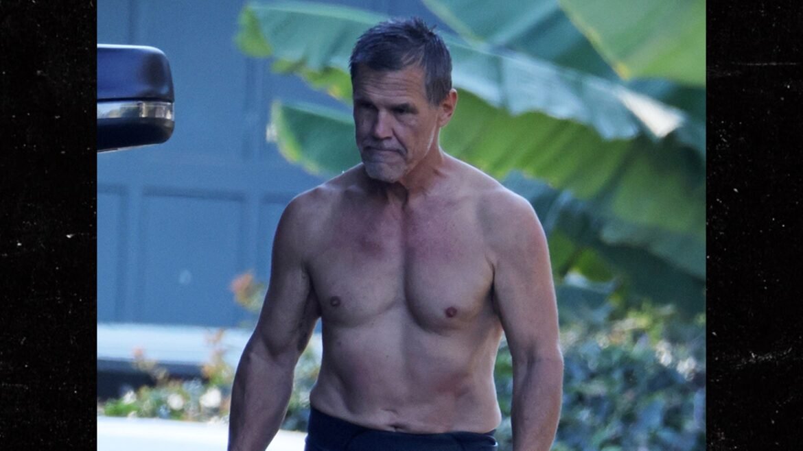 Josh Brolin memperlihatkan tato mercusuar besar di punggungnya saat berselancar