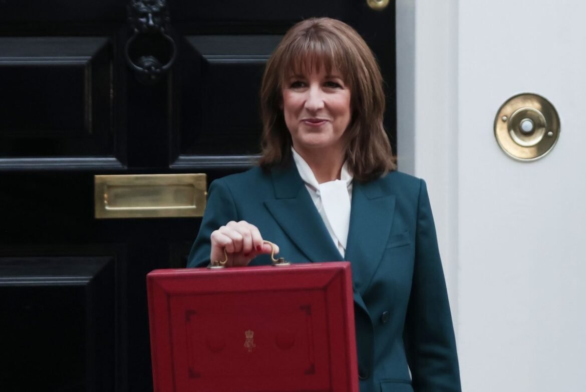 Kanselir Inggris Reeves menghadapi kritik atas anggaran yang menaikkan sejumlah pajak