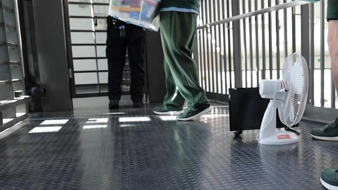 Kondisi yang tidak manusiawi, termasuk sel-sel yang dipenuhi kecoa, mendorong para hakim di Washington untuk menjatuhkan hukuman penjara yang lebih ringan