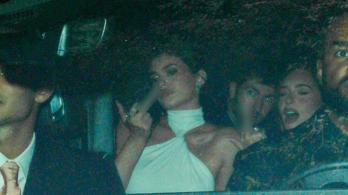 Kylie Jenner membuat kaget para fotografer yang tiba di pesta ulang tahun Kris Jenner