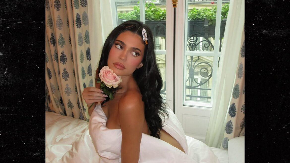 Kylie Jenner menutupi dirinya hanya dengan selembar di postingan Instagram seksi