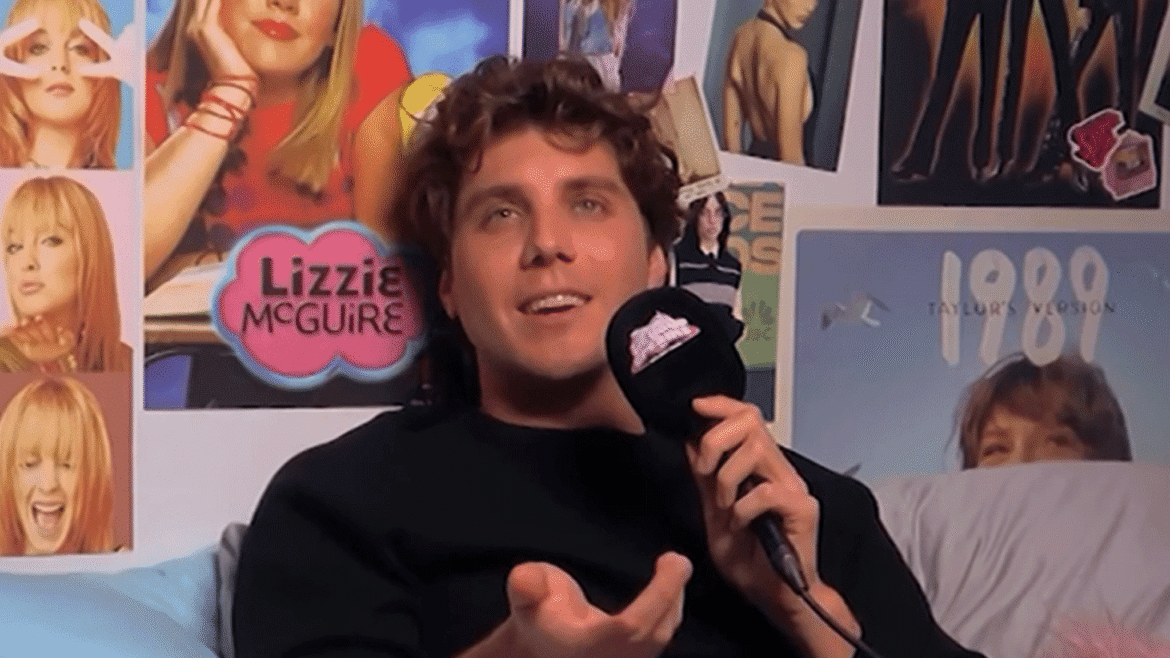 Lukas Gage mengatakan dia masih berkencan dengan wanita dan menyebut dirinya 10% straight