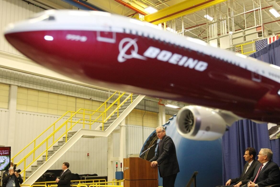 Maskapai Emirates memesan 65 Boeing 777-9 baru dengan kesepakatan senilai $38 miliar