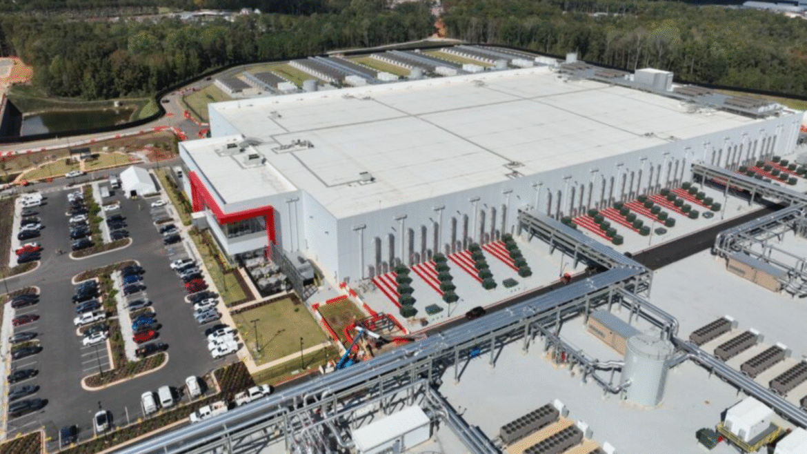 Microsoft menggabungkan dua pusat data AI yang sangat besar untuk menciptakan pabrik super yang sangat padat, menjanjikan komputasi yang belum pernah terjadi sebelumnya di seluruh jaringan infrastruktur nasional.