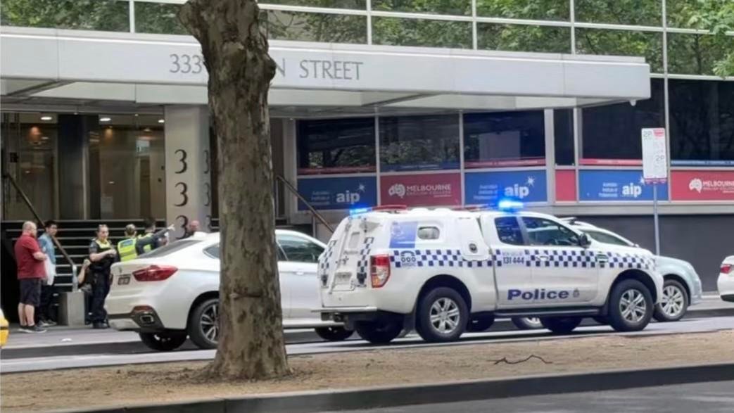 Pelajar internasional dirawat di rumah sakit pada hari ulang tahunnya setelah orang asing diduga menamparnya di Melbourne CBD