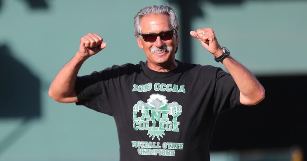 Pelatih Laney yang terlambat, John Beam, diberi penghargaan oleh Nahshon Wright dari Bears setelah dipilih