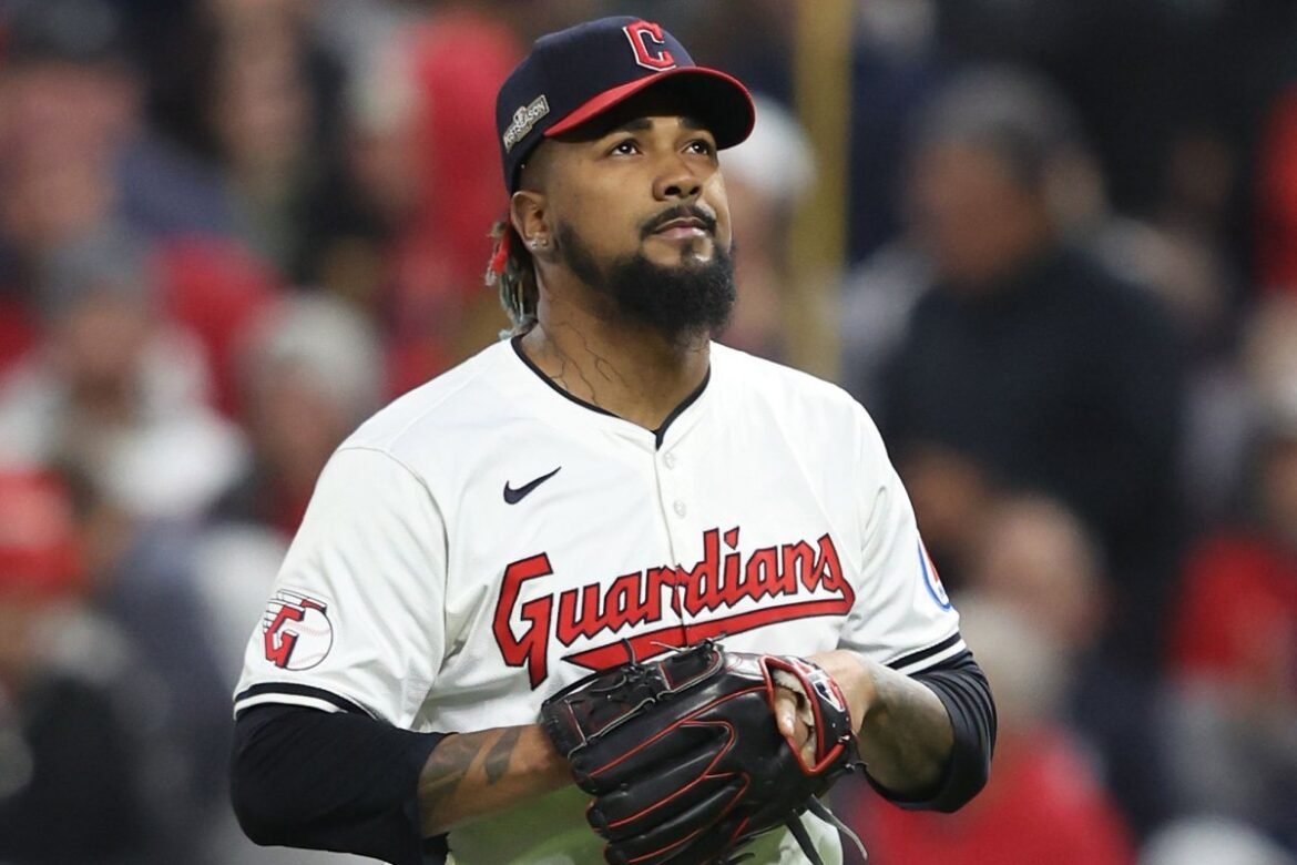 Pelempar MLB Emmanuel Clase de la Cruz dan Luis Leandro Ortiz Ribera dituduh menerima suap karena melakukan lemparan tipuan