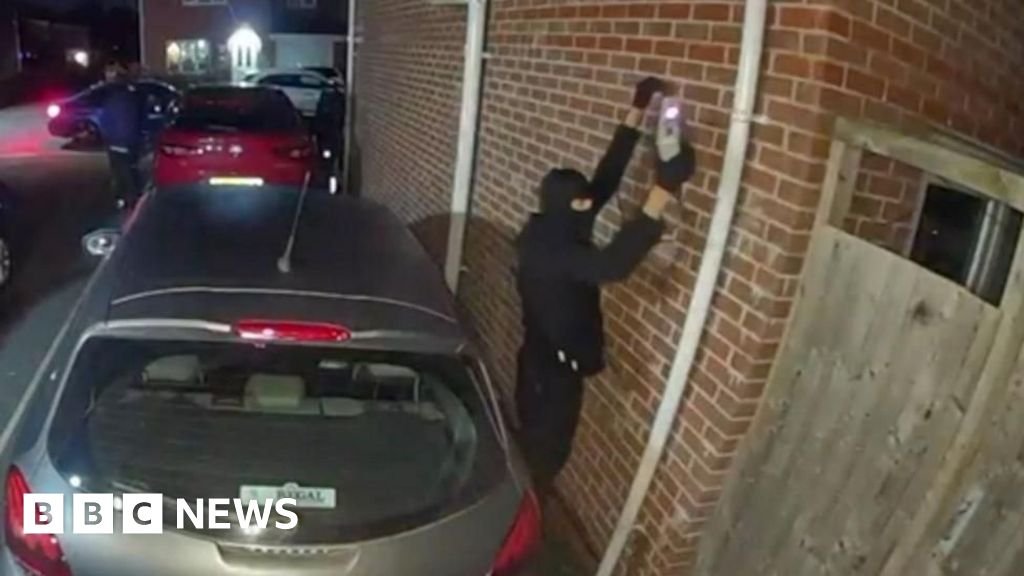 Perangkat pencurian mobil tanpa kunci dijual online seharga £20.000, menurut temuan BBC