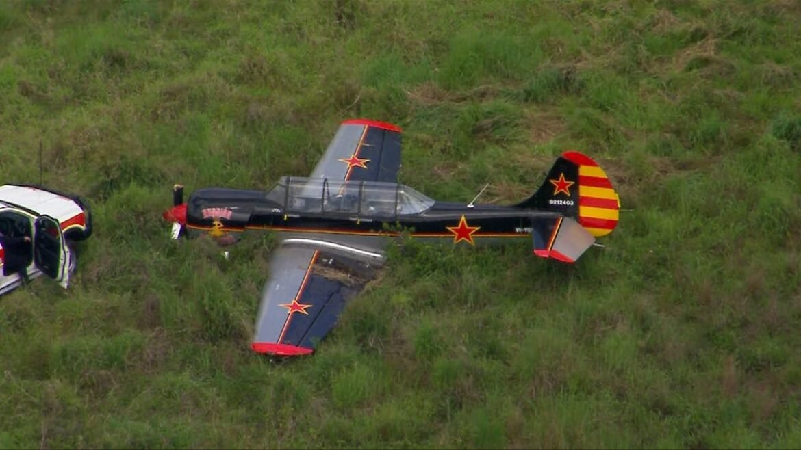 Pilot dilarikan ke rumah sakit setelah pesawat mengalami kecelakaan saat melakukan pendaratan darurat di Samsonvale
