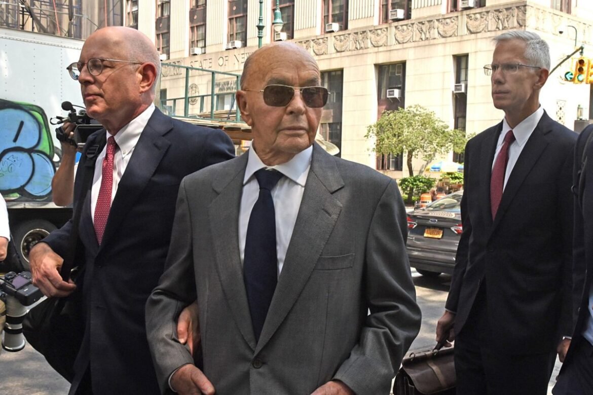 Presiden Donald Trump mengampuni miliarder Inggris Joe Lewis