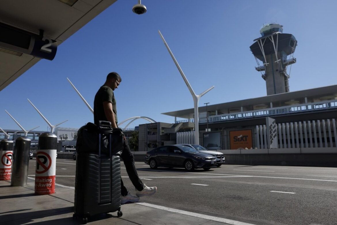 Ribuan penerbangan dibatalkan dan semakin tertunda karena penutupan