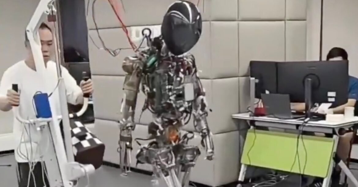 Robot humanoid itu dipreteli untuk memperlihatkan kerangka dalamnya yang berteknologi tinggi