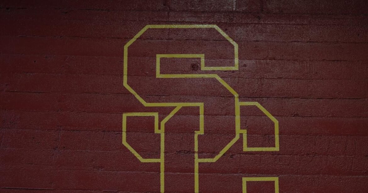 Rodney Rice cedera saat USC berkumpul untuk mengalahkan Seton Hall di Maui Invitational