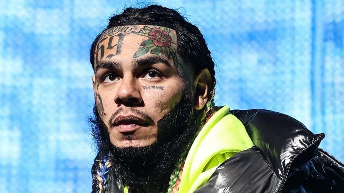 Rumah Tekashi 6ix9ine diserbu oleh 4 pria bersenjata, ibunya ditahan di luar keinginannya