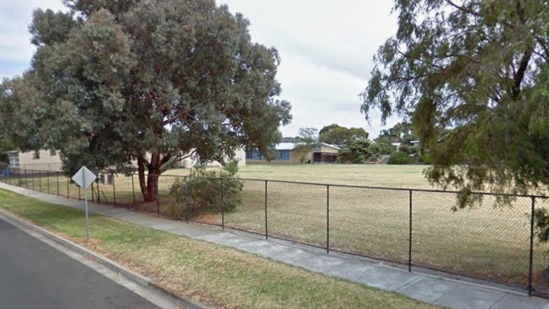 Sekolah Hampton East ditutup setelah polisi mengatakan preman bersenjatakan pisau mencoba merampok pria lain di luar halaman