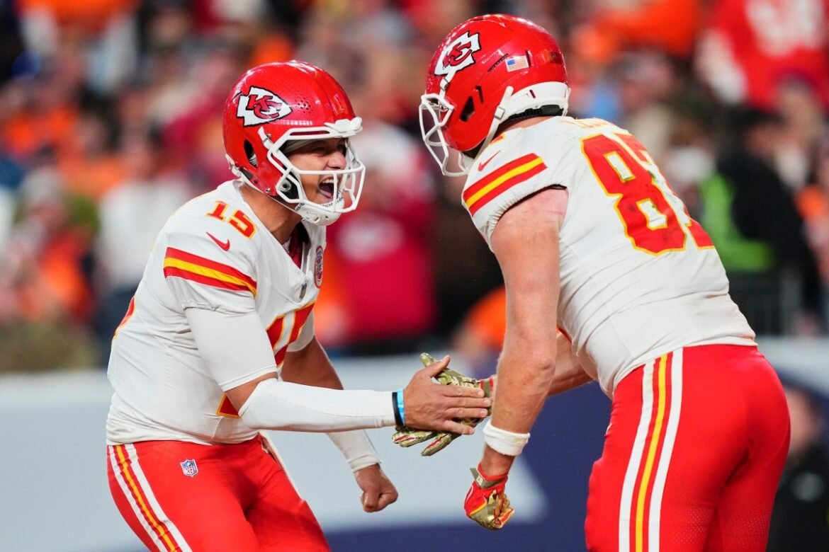 Travis Kelce dan Patrick Mahomes dapat membantu membuat sejarah NFL pada Thanksgiving ini