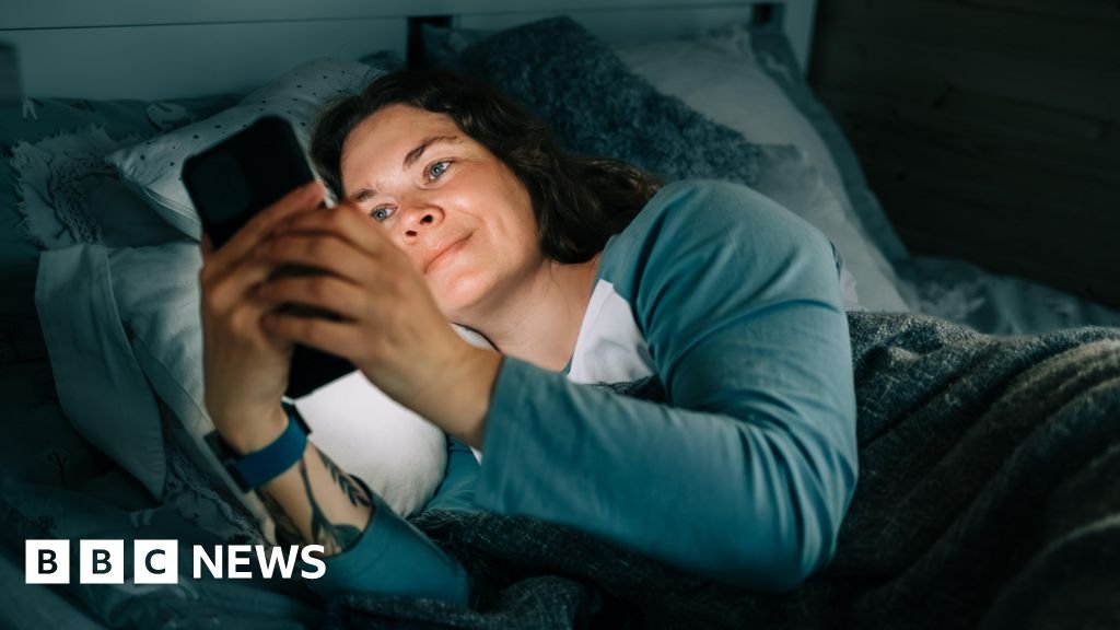 Inggris menghabiskan setengah jam online selama pandemi, kata Ofcom