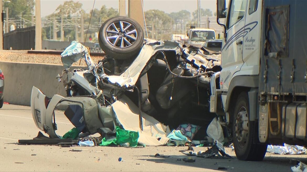 Jalan Raya Kwinana dibersihkan dan kereta api beroperasi kembali setelah kecelakaan serius
