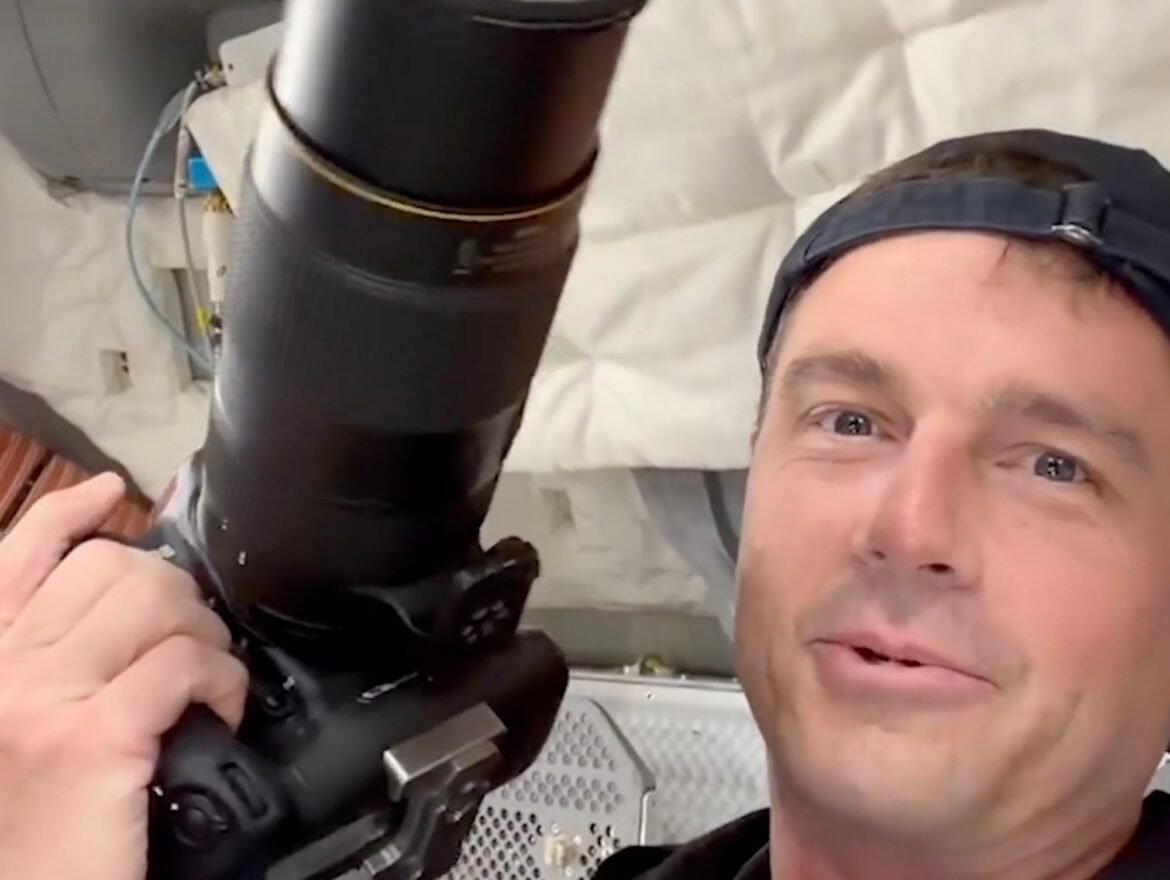 ‘Kami benar-benar merasakan tekanannya’ – penerbangan bersejarah ke bulan mungkin sudah dekat