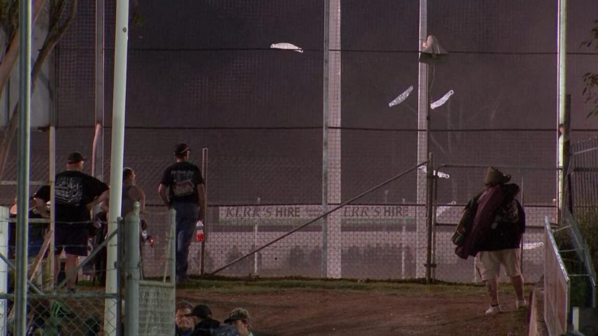 Penonton tertabrak roda terbang saat mobil sprint mogok di sirkuit Avalon, timur laut Geelong