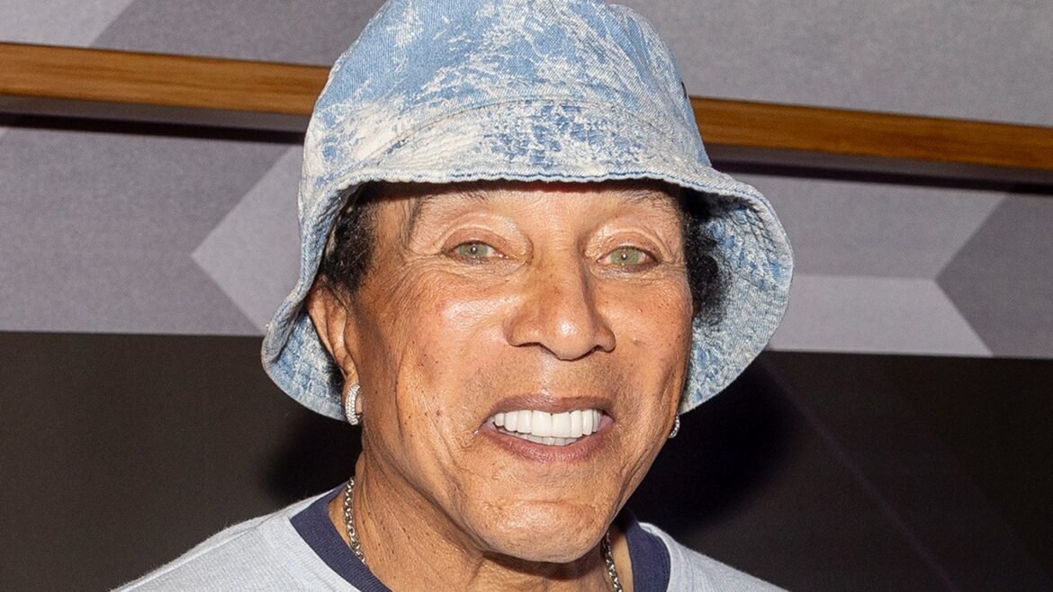 Penuduh Smokey Robinson harus menyerahkan ponselnya