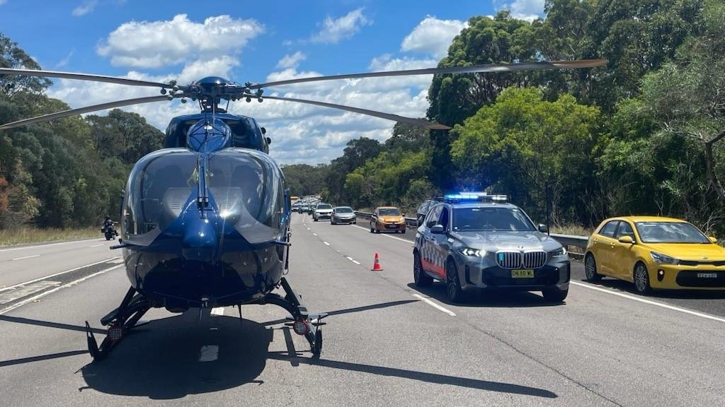 Polisi mencari SUV Toyota hitam setelah dugaan tabrak lari membuat pengendara sepeda kritis di dekat Danau Macquarie, New South Wales
