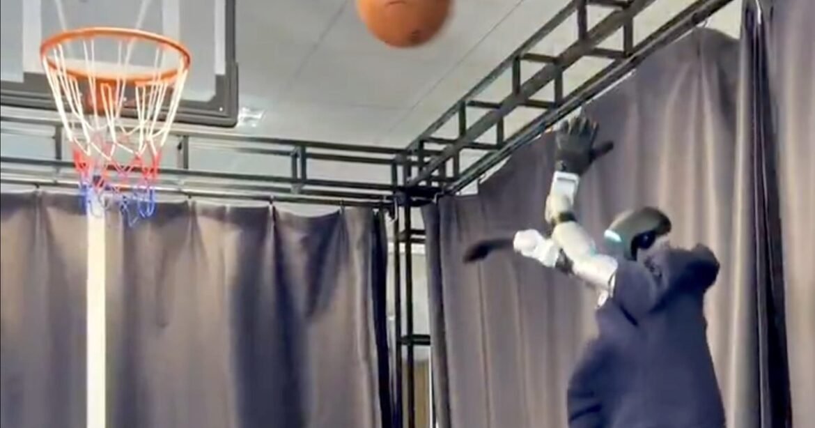 Robot humanoid yang tidak biasa ini sebenarnya bermain bola basket seperti seorang profesional