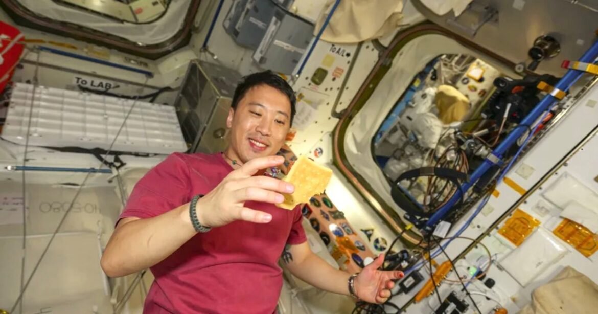 Seorang astronot NASA akan menikmati perjalanan pulang dengan kecepatan 17.500 mph. Berikut cara menontonnya