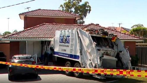 Truk sampah yang melarikan diri menabrak kamar tidur bayi di Greystanes Sydney