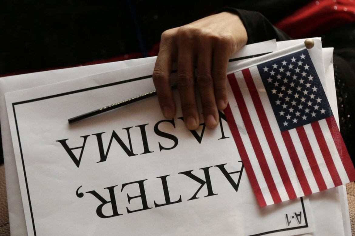 Trump menangguhkan pemrosesan permohonan imigrasi dari 19 negara